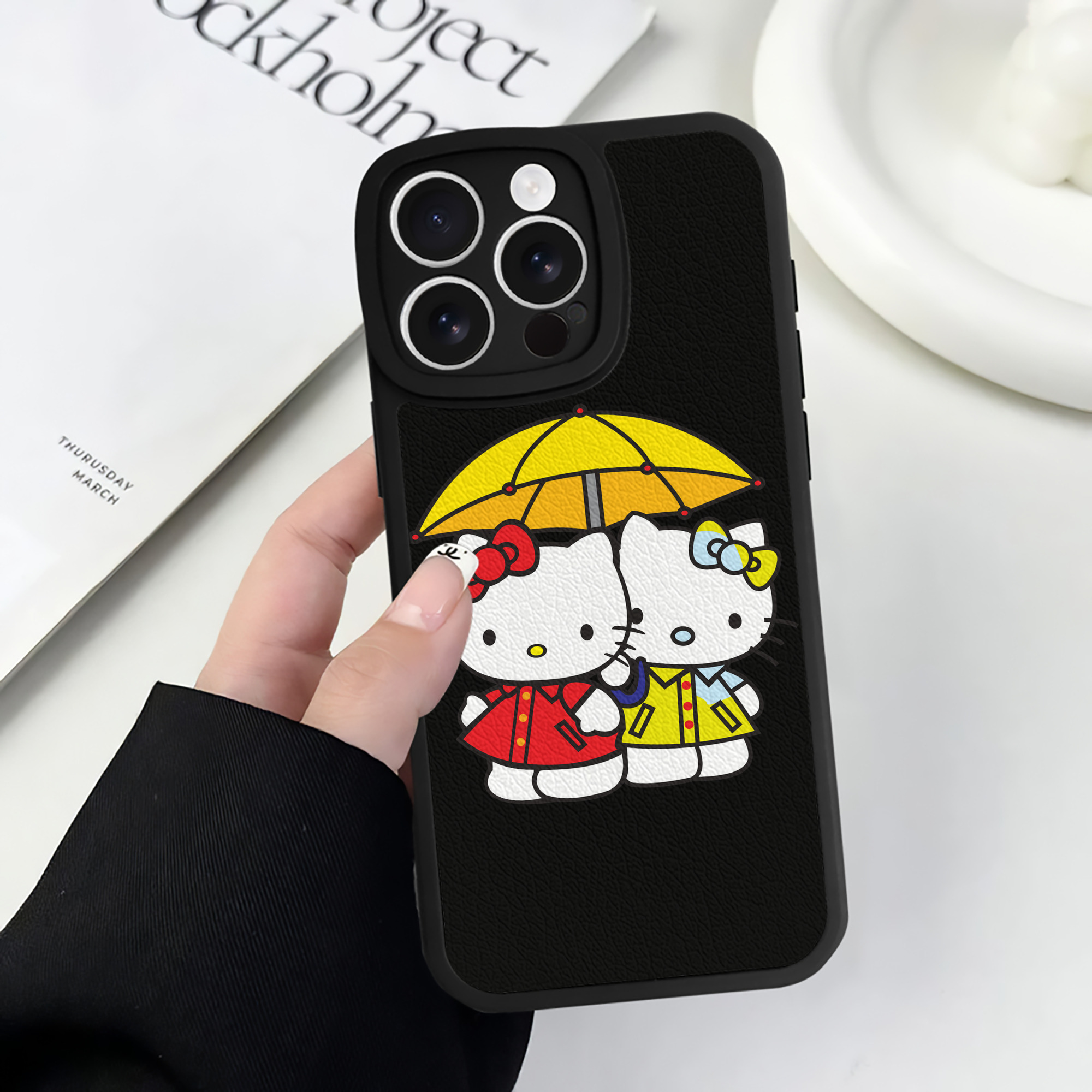 （画像用） Hello Kitty ハローキティ 【iPhone 16シリーズ対応】シリコンスマホケース（レザー調） 材質：シリコン